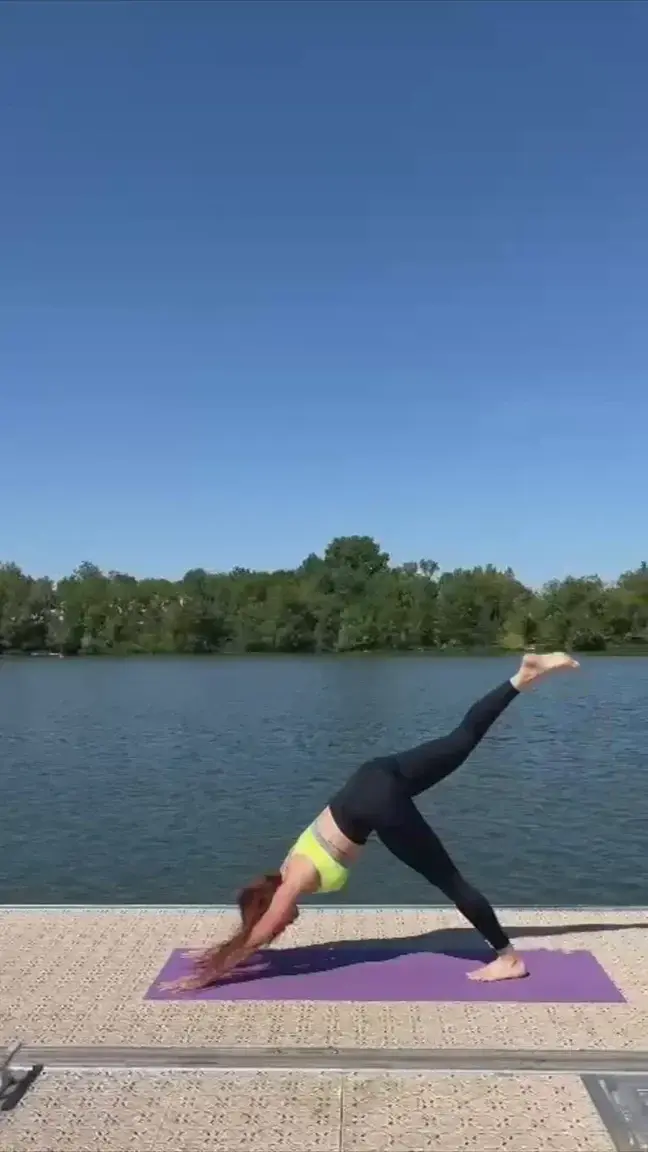 Yoga au bord du lac ...un moment pour me reconnecter à mon corps, pour ressentir les choses , un pur moment de bien-être pendant ce vinyasa flow ...Besoin que je t'explique chaque posture ? Rejoins-moi ...