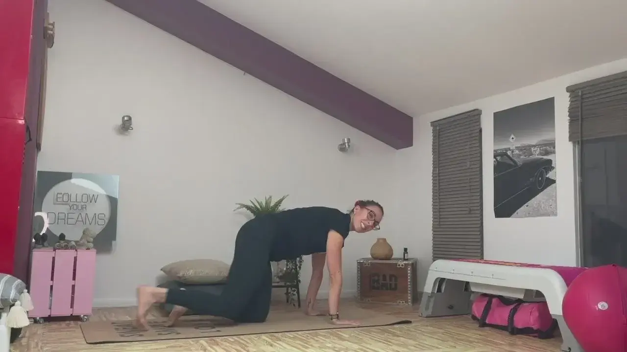 Extrait de la nouvelle séance de cardio yoga ! On travaille tout le corps en renfo !Rejoins-moi vite …Dans un mois tu seras fière de toi 🧘‍♀️👊✅