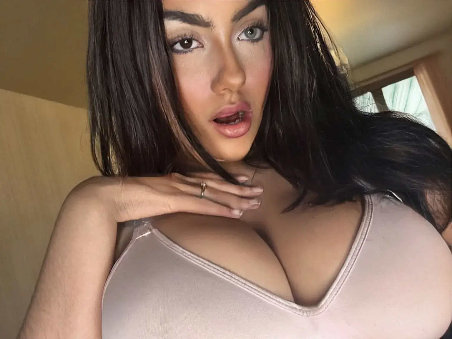 Profite de mon profil gratuitement. Hâte de parler avec toi en DM ! Abonne-toi vite 💋