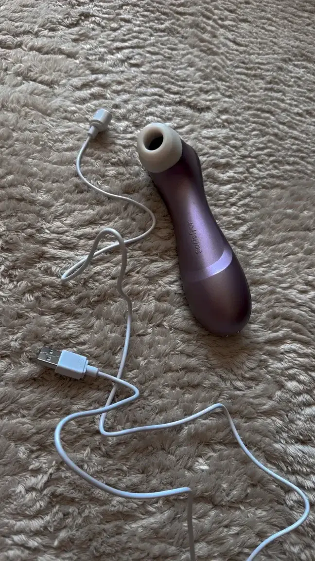 Leak & nude MYM — Red_bunny_ : « Wer kennt es nicht, man kommt fast und dann ist der Akku leer.😩 » (MYM)