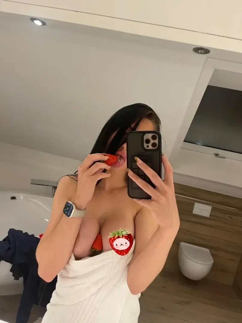 maybe you want to be the Strawberry 🍓🫢Dm for more honey 😏Abo for Full pic