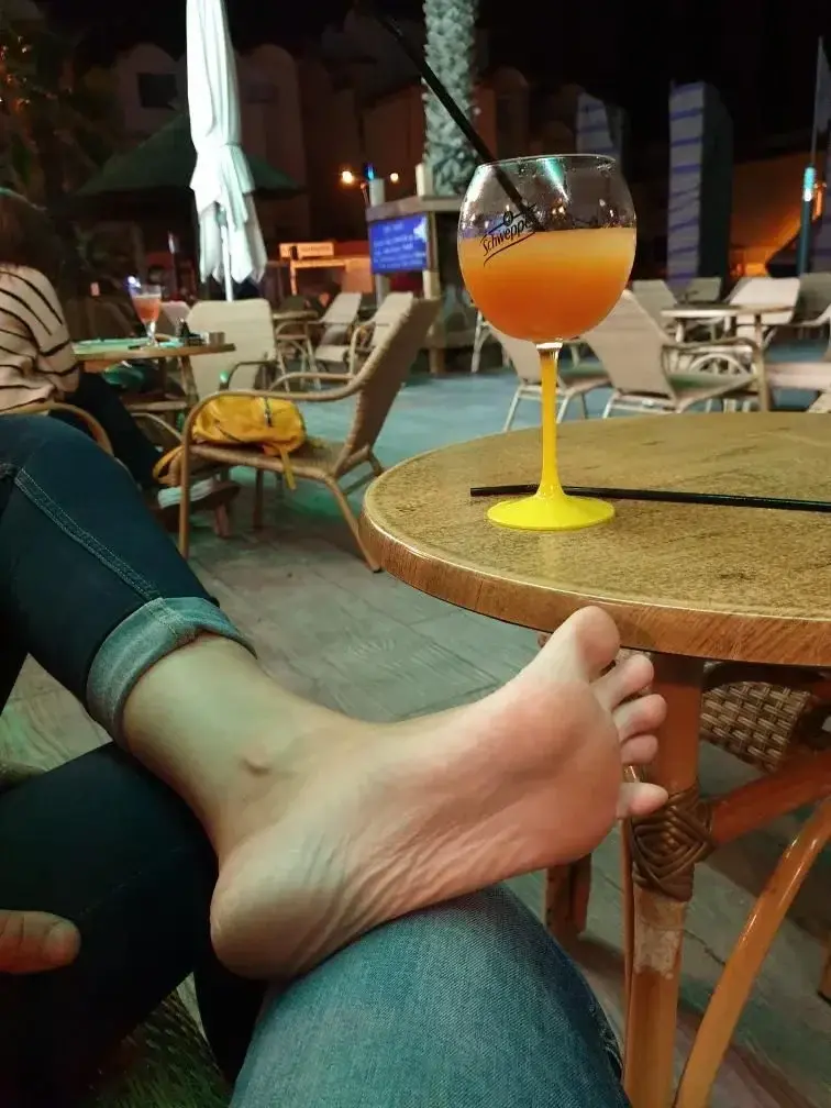 Leak & nude MYM — Feetf_rench : « #pieds #cocktails » (MYM)