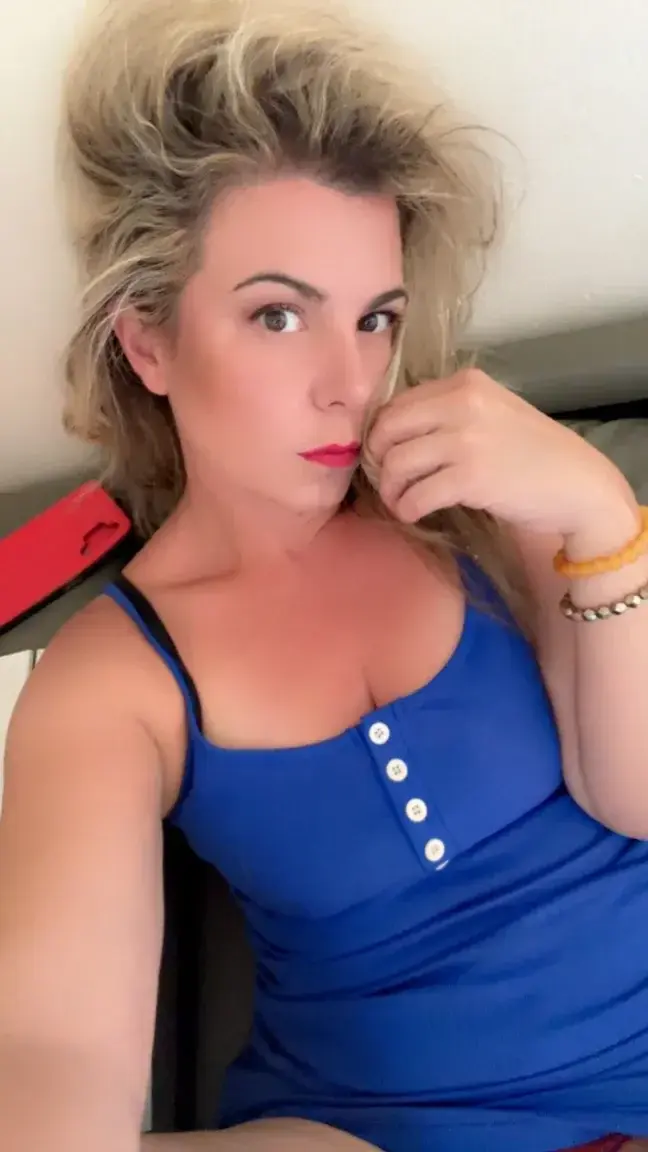 Je montre (un peu de moi) en privé 😉j'attends de toi de l'élégance pure, alors ne me déçois pas, et je ferai de même 🤭