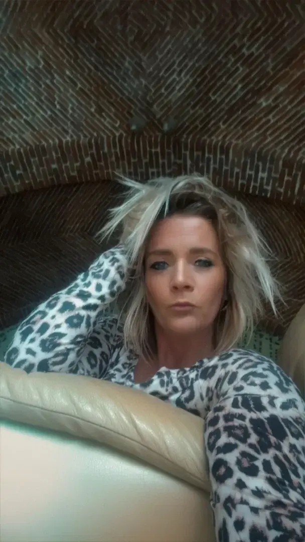 Coucou à tous ..Ca va ?C'est chaud 🔥 ?Bonne journée ..Bisou bisou .. 💋)(Tous ceux qui s'abonneront aujourd'hui, et dès que j'en recevrai notification, je leur offrirai une vidéo .. de LAPETITEGG .. qui se "dévoile" .. ! 😜🙈