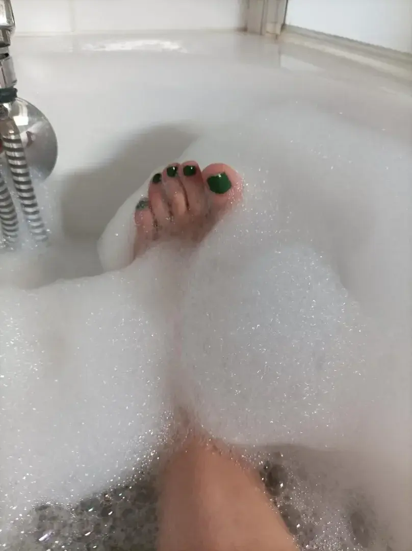 Admire à 4 pattes devant ma baignoire petit cleps