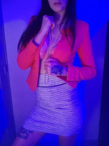 Je suis Lys ta nouvelle voisine érotique, rejoins-moi pour me découvrir encore+ 🌹