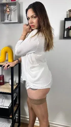 Prochain post sans la chemise et sans le short 🥵🔞
Devient vite fan 🤤