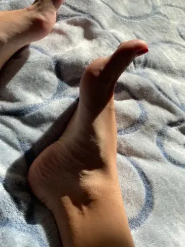 If you want to see more my  feet pics, you can contribute 😉