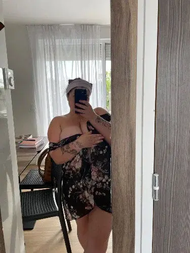 J’ai chaud 🥵 
Une envie d’être dénudé
Si tu veux en voir plus, viens en privée 