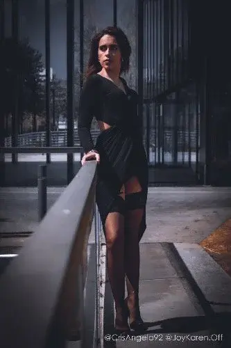 Perdue dans les ruelles vibrantes de Barcelone, entre ombres et lumières, chaque cliché capture un fragment de cette énergie unique.
Un voyage visuel où l’urbain rencontre l’élégance, et où je me dévoile au rythme de la ville.

Envie d’en voir plus ? Rejoins-moi pour l’exclusivité.