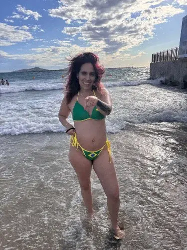 🌊 Le soleil, la mer… et moi en mode bomba brasileira 💚💛
Envie de plus chaud que le sable ? Tu sais où me trouver… 😈
#BeachVibes #PornLife #SummerSexiness #JoyKarenOff