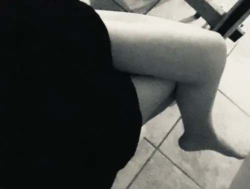 Envie de voir ce qu’il se cache sous ses collants? 