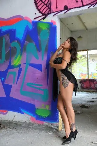 Semi nue en urbex 