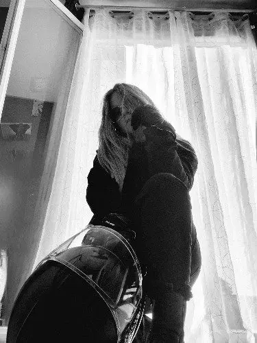 🥰Amoureuse & Heureuse avec un motard, qui m'a fait découvrir sa passion. & à ma grande surprise, j'adore aussi !! 🏍💨 Je me suis équipée😝 (casque, blouson, gants💸💸)
