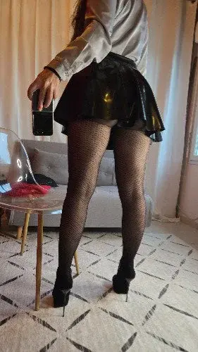 Et si je revenais ici. Si tu veux voir plein de photos de talons, nylon , latex c'est par ici