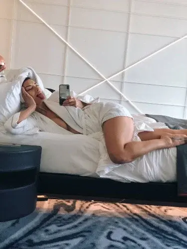 À l’hôtel j’attends … 