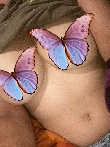 Les papillons effleurent mes seins, provoquant des frissons de plaisir. Viens goûter à la tentation de dévoiler ce qui se cache derrière ces doux papillons et laisse-toi emporter par la passion dévorante qui nous consume.