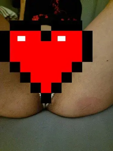 Jambes bien ouvertes rien que pour vous... et si le cœur n'était pas la.... hum une belle chatte prête à être remplie... 🥵🔞