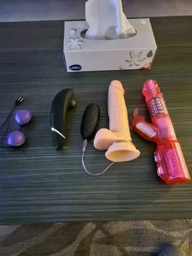 Mes jouets préférés... le quel je prend pour une bonne vidéo? Demande le moi part messages.... viens vite j'en est trop envie  