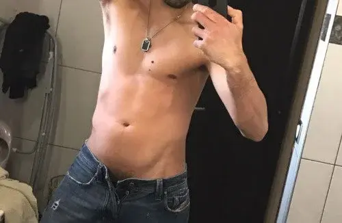 Viens me demander d'enlever le pantalon.... ou même une petite vidéo seul ou très bien accompagné... ou alors tu préfère juste me regarder en me branlant la queue.... viens je ferai un plaisirs de t'envoyer sa... 
