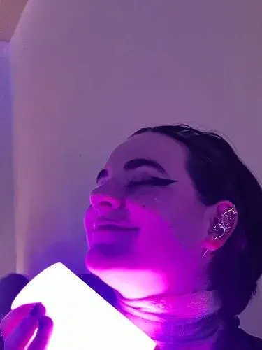 Une meuf cool m’a prêté son bijou d’oreille j’aime troooop