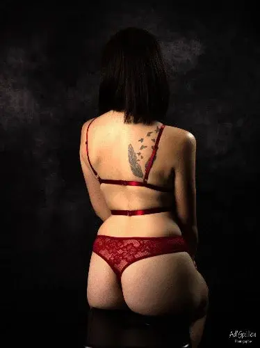 Assise sur mon tabouret.. Photographe : Ad'Guillen