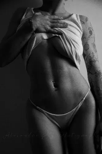 Envie de me retirer ce débardeur ? Profite vite de ma promotion seulement AUJOURD'HUI 🔥 avec le code SEXY50 mon abonnement est à moitié prix 🔞 Attention les places sont limitées, dépêche toi 😈