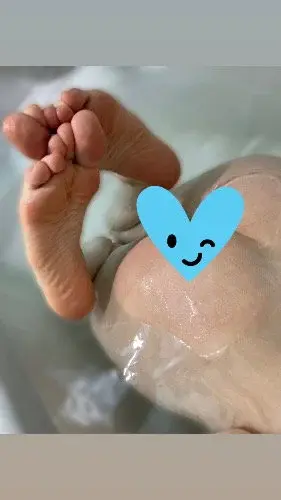 Hi there! 😊 I took a photo in my bath when I was all alone. 🛁 If you want the photo without the heart, just send me a message! 💌 Looking forward to sharing it with you. 😉