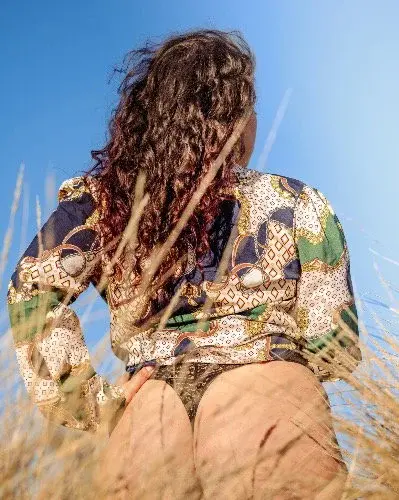 Le vent glisse dans mes boucles, le soleil embrasse ma peau…
Et toi, tu es là, à observer ce que la dentelle ne cache qu’à moitié.
Perdue entre ciel et herbes folles, je t’invite à t’égarer avec moi…
Abonne-toi, et viens découvrir ce que mes silences murmurent.