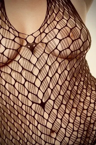 Sous la dentelle, je tisse mes vérités.
Ma peau parle, ma silhouette revendique.
Chaque courbe est un souffle, chaque détail une confidence.
Ici, l’audace épouse la douceur.
Si tu ressens ce frisson…
Abonne-toi.
Reste.
Et découvre la suite de ce poème vivant.