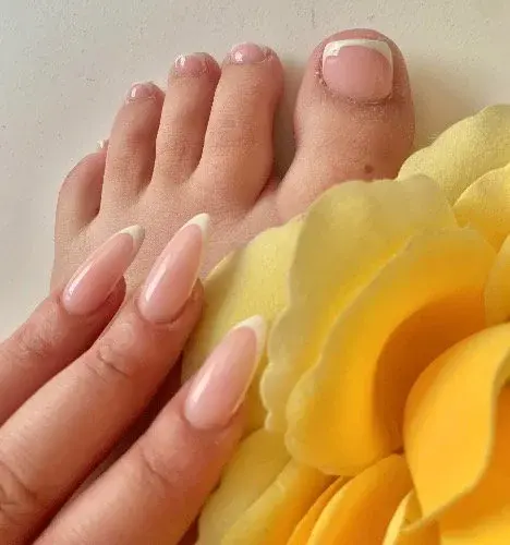 Aujourd’hui j’ai pris du temps pour moi, je suis allée me faire faire les ongles, tu aimes ? 