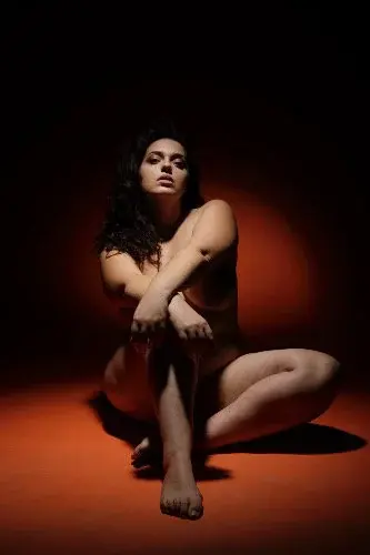 Assise dans la braise d’un monde en clair-obscur, je règne sans couronne, nue et souveraine, mon regard transperce l’ombre, comme une vérité qu’on ne peut plus taire.
Abonne-toi 🥰