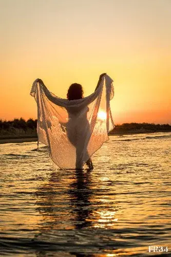 🔥 Quand la mer caresse ma peau et que le soleil s’invite à l’horizon… chaque reflet devient une promesse de douceur. 🌊☀️🍑
