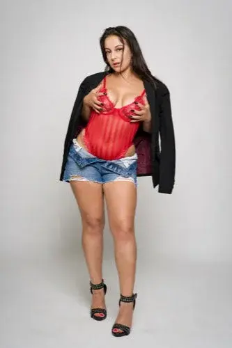 Mes seins envoutants ... te donnent envie de venir me rejoindre ? 