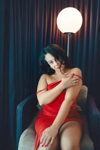 Bonjour, je suis d'humeur coquine... Je t'attends dans cette chambre d'hôtel... Rejoins moi ! 