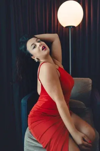 Bonjour, je suis d'humeur coquine... Je t'attends dans cette chambre d'hôtel... Rejoins moi ! 