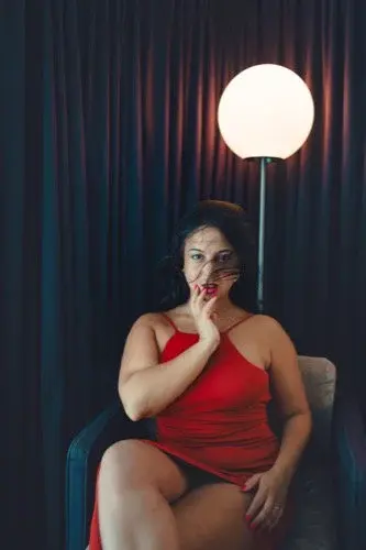 Bonjour, je suis d'humeur coquine... Je t'attends dans cette chambre d'hôtel... Rejoins moi ! 