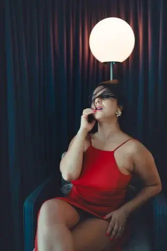 Bonjour, je suis d'humeur coquine... Je t'attends dans cette chambre d'hôtel... Rejoins moi ! 