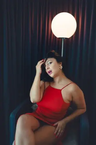 Bonjour, je suis d'humeur coquine... Je t'attends dans cette chambre d'hôtel... Rejoins moi ! 