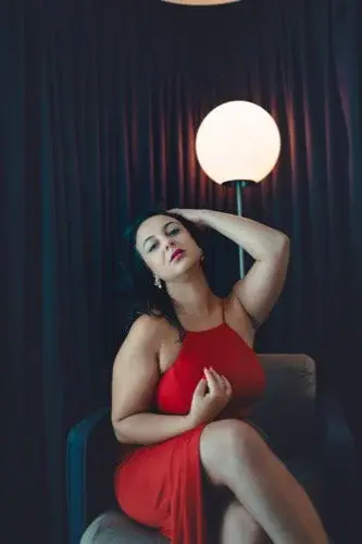 Bonjour, je suis d'humeur coquine... Je t'attends dans cette chambre d'hôtel... Rejoins moi ! 