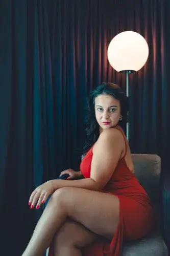 Bonjour, je suis d'humeur coquine... Je t'attends dans cette chambre d'hôtel... Rejoins moi ! 