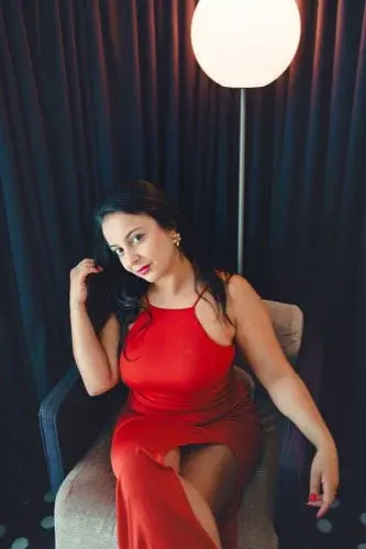 Bonjour, je suis d'humeur coquine... Je t'attends dans cette chambre d'hôtel... Rejoins moi ! 