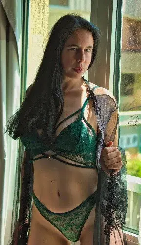 Leak & nude MYM — the_naughty_photographer : « Une photo tout en couleur de la belle Elsa magnifique modèle avec ces beaux dessous vert ...qu'en dites vous ? » (Uncove)