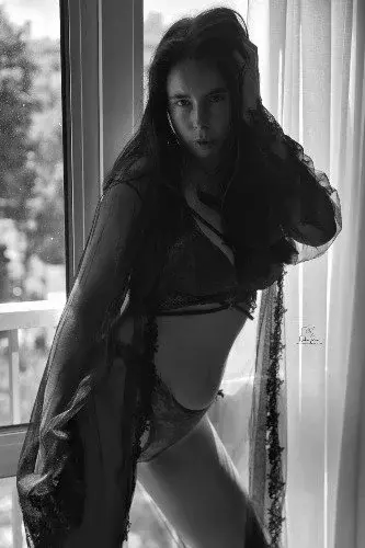 Leak & nude MYM — the_naughty_photographer : « Photo en noir et blanc de la sexy Elsa ...une femme magnifique ous ne trouvez pas ? » (Uncove)