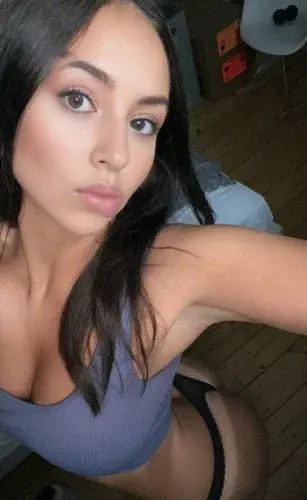 Viens en DM si tu veux voir ma petite 😽