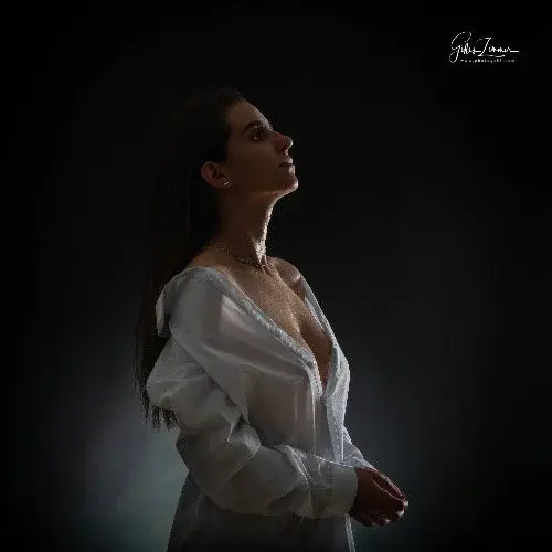 Une séance boudoir élégante et raffinée réalisée avec mon photographe, mettant en scène une subtile sensualité avec ou sans chemise. Un véritable moment de confiance en soi, capturé dans toute sa beauté.