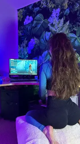 Parfois je joue avec deux choses a la fois …🤤mais sur cette photo le deuxieme jouet est caché hihi🥵