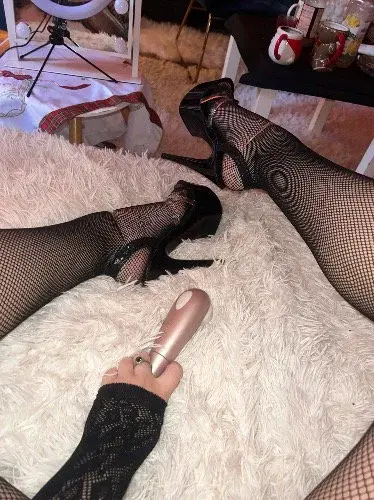Oups ce soir je m’ennuie donc je m’occupe toute seule comme tu viens pas me parler 