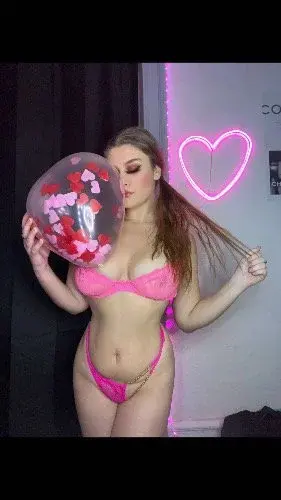 La saint valentin approche et je suis encore seule j’espère que tu seras disponible pour pas le laisser toute seule 🙈