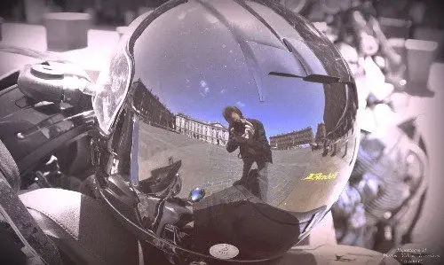 une photo la de reflet à travers un casque 